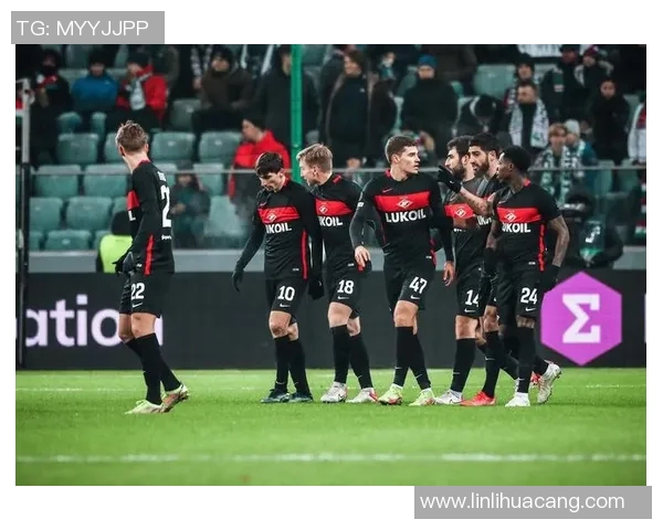 现役足球明星的传奇故事与赛场风采全解析