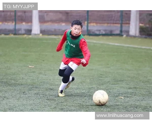 白衣少年足球明星的崛起与梦想追逐之路探秘