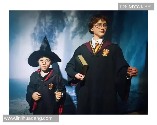 秦岚与足球明星亲密合影展现运动魅力与时尚风采的精彩瞬间